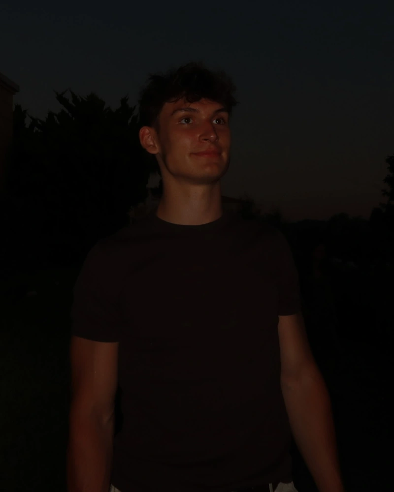 Benedikt Mons, Gründer von mons-web, am Abend vor seinem Studio in Marburg